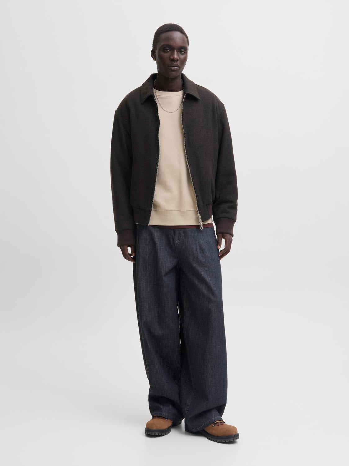 model_shot-front_full